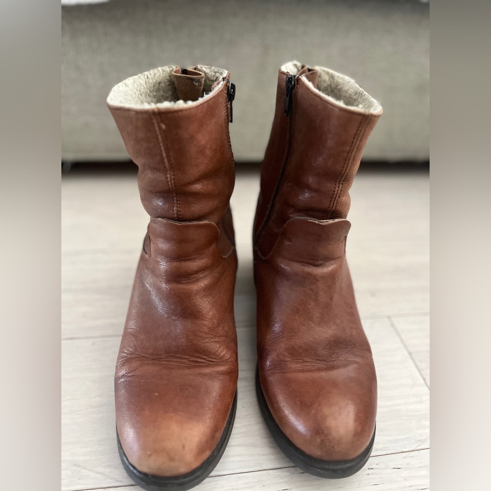 Sherpa lined boots. Minelli brand. Size 8.5. Brown. Used